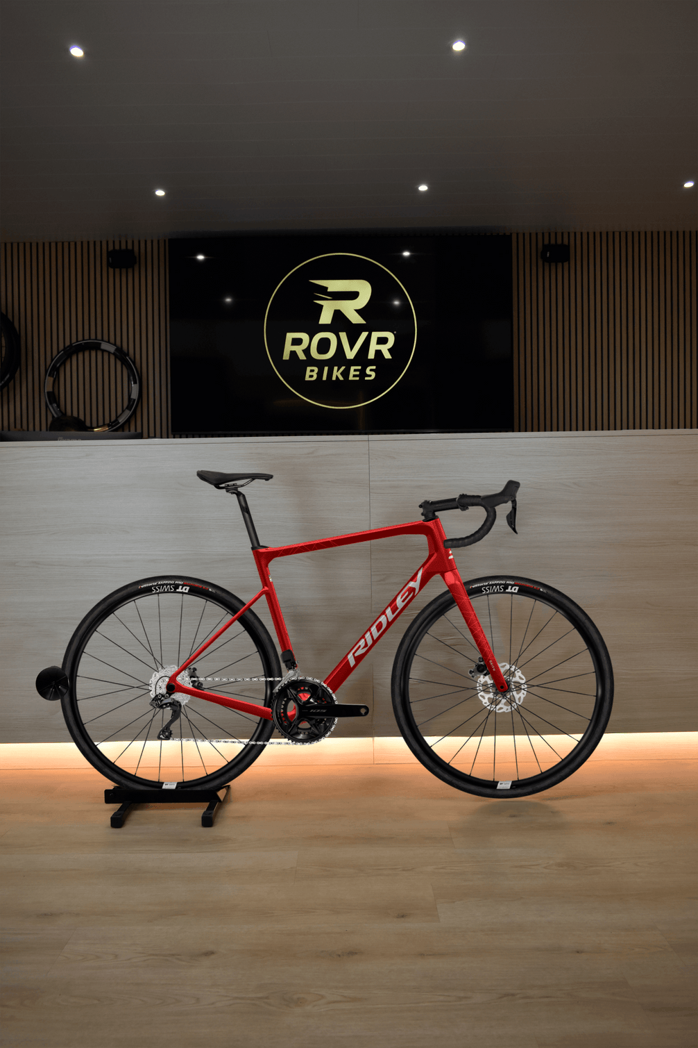 Ridley Grifn Candy Red Metallic Silver 2 bij ROVR Bikes Dendermonde