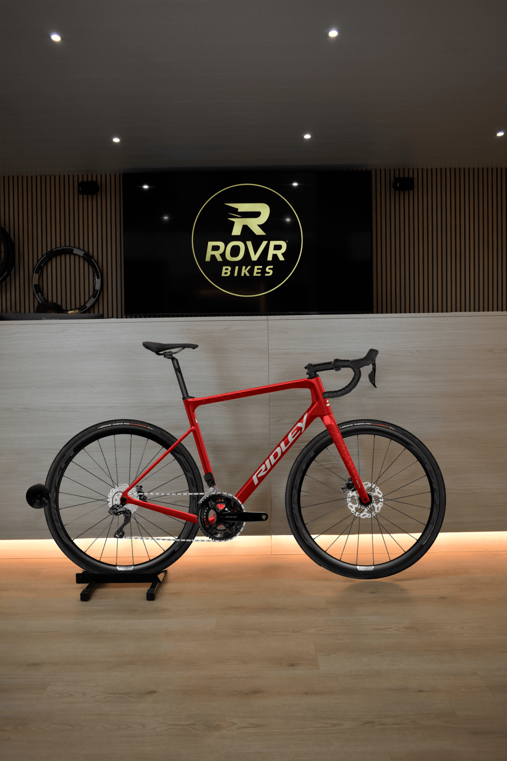 Ridley Grifn Candy Red Metallic Silver 3 bij ROVR Bikes Dendermonde