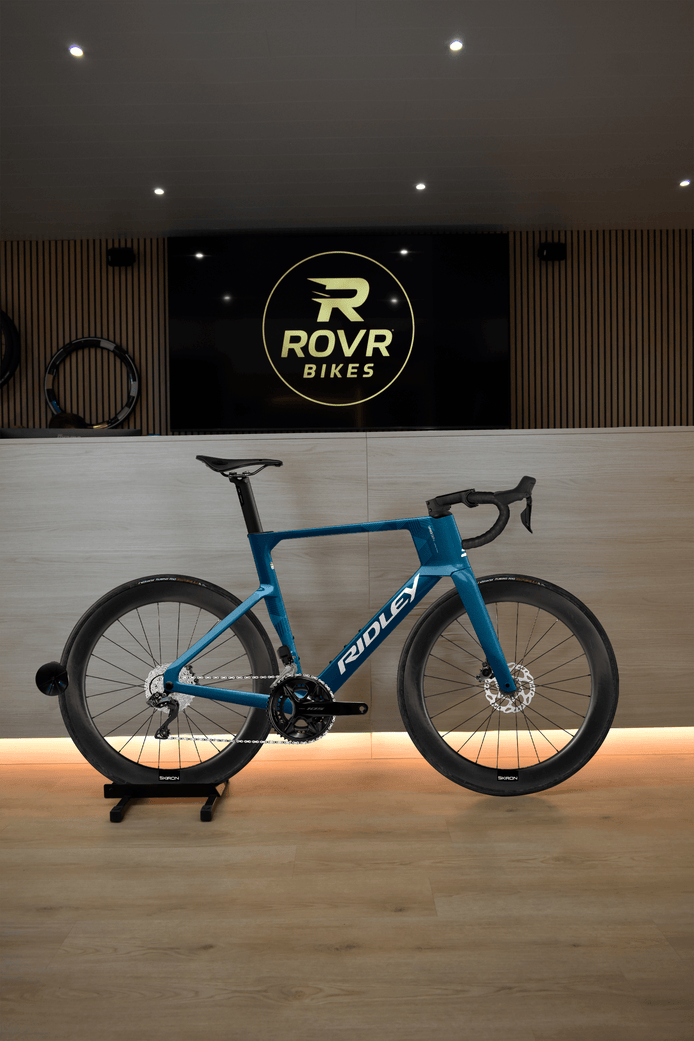 Ridley Noah Petrol Blue Metallic/White chez ROVR Bikes Dendermonde