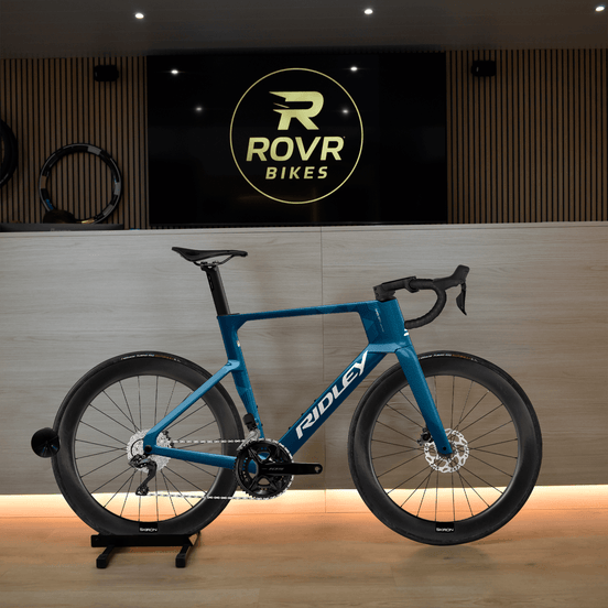 Ridley Noah Petrol Blue Metallic/White bij ROVR Bikes Dendermonde