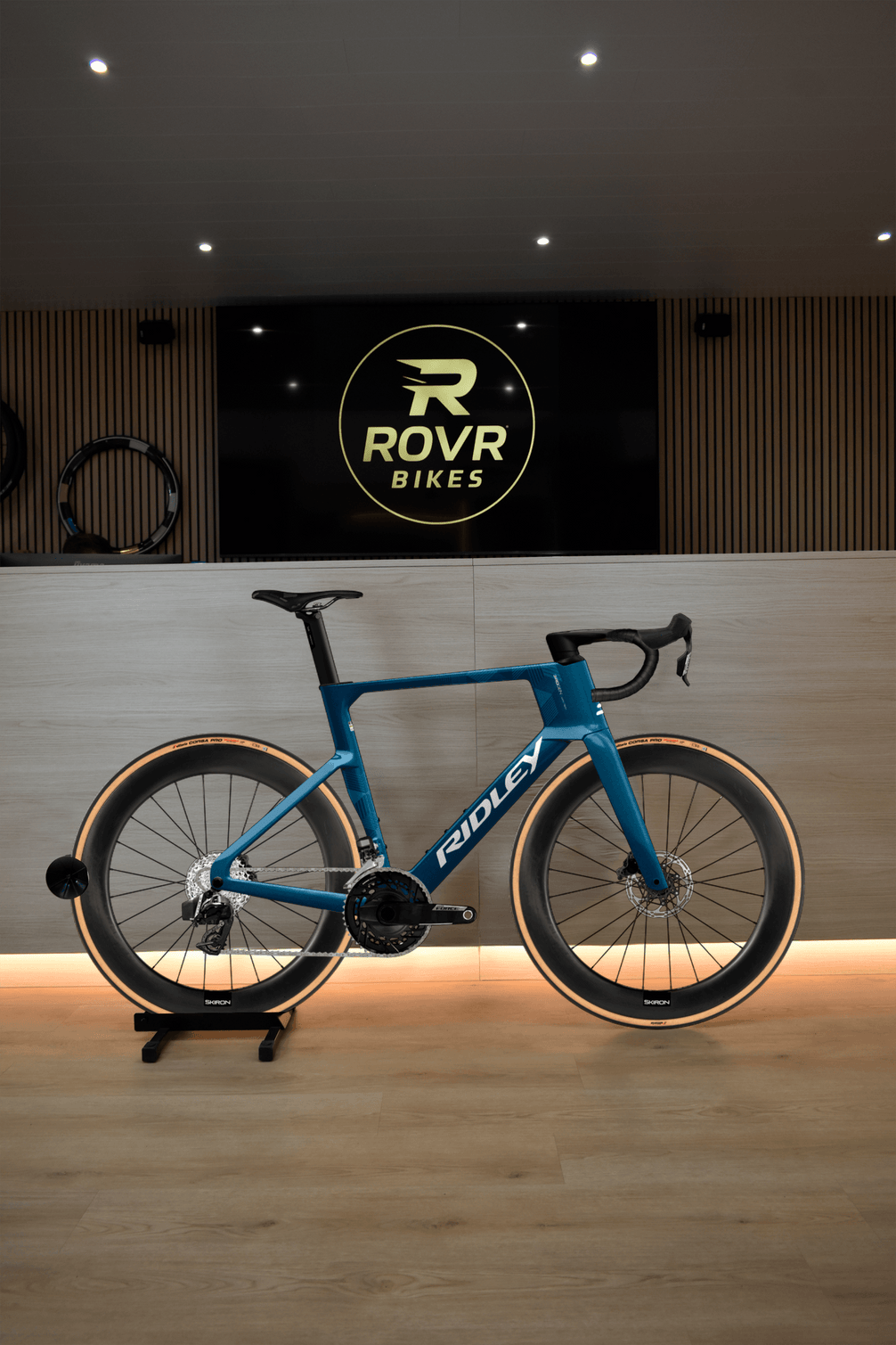 Ridley Noah Petrol Blue Metallic/White 3 chez ROVR Bikes Dendermonde
