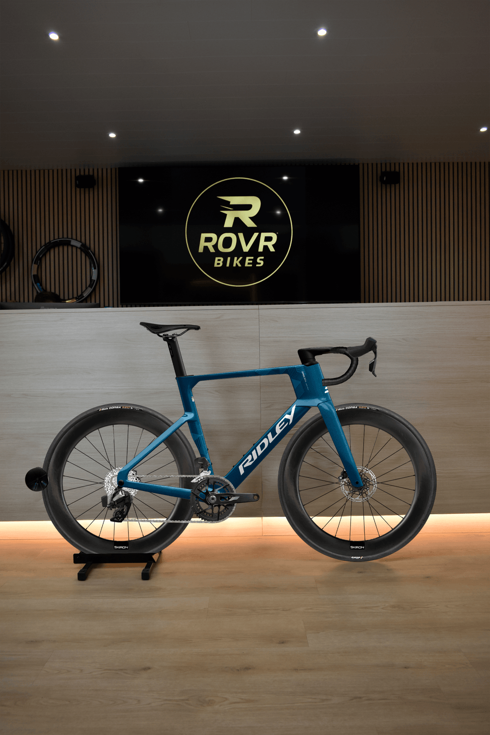 Ridley Noah Petrol Blue Metallic/White 4 chez ROVR Bikes Dendermonde