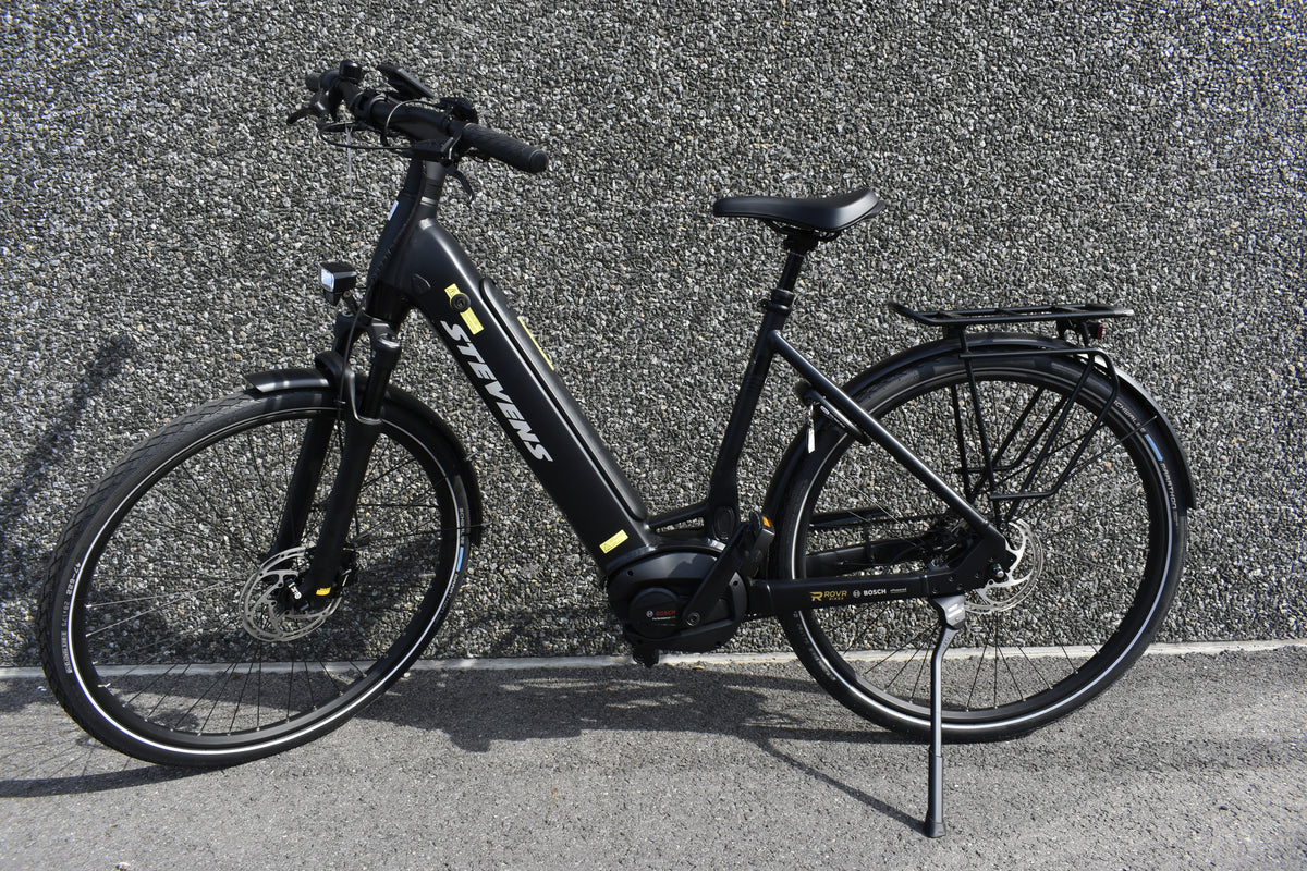 stevens e-courier luxe stealth black 2 bij ROVR Bikes Dendermonde