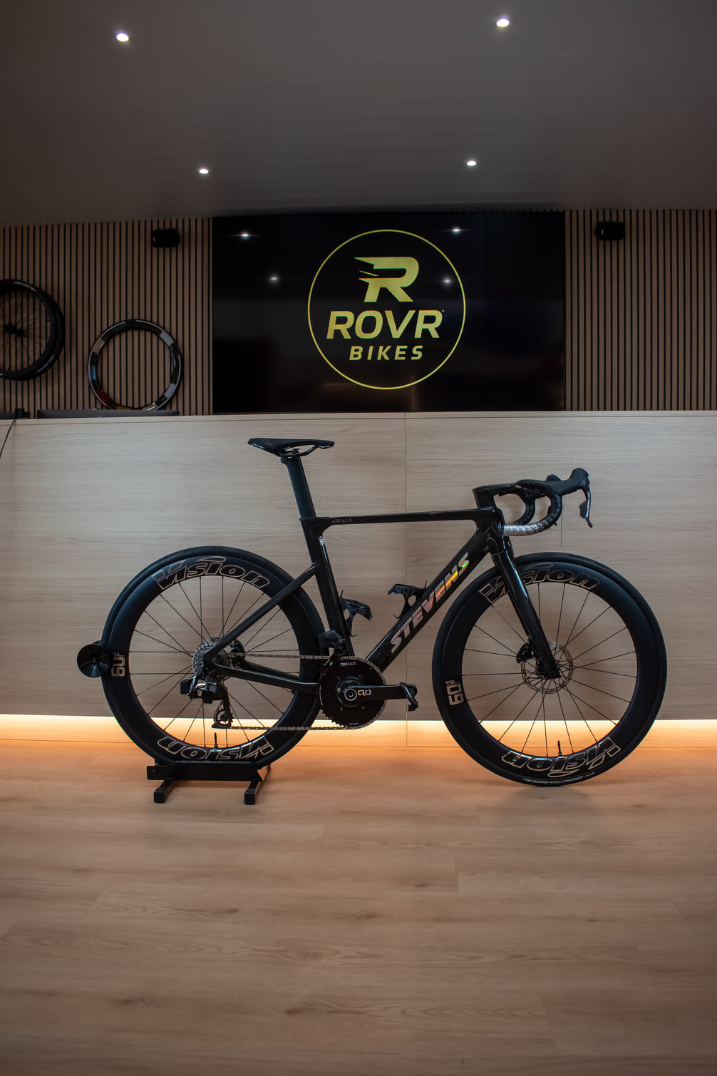 Vélo de route de démo Stevens Arcalis Nightstone 2026 chez ROVR Bikes Dendermonde