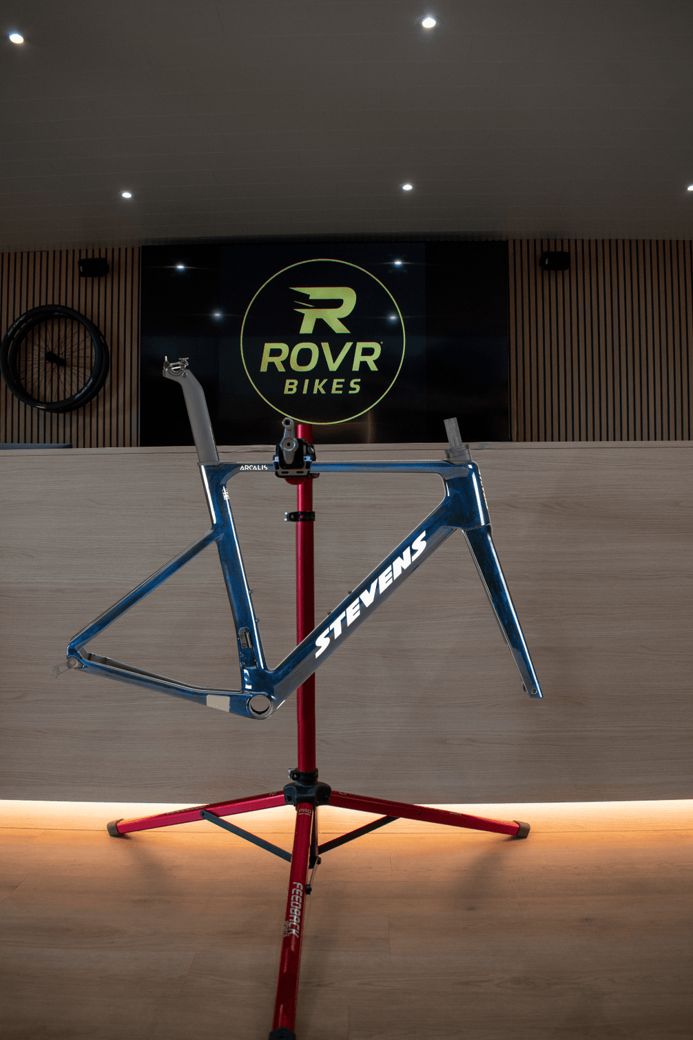 Stevens Arcalis blue black chez ROVR Bikes Dendermonde