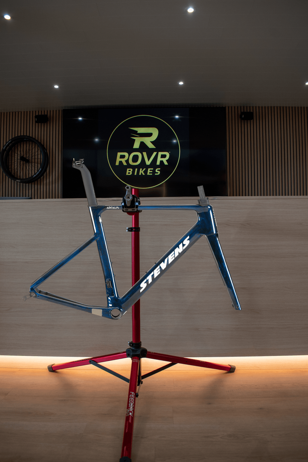 Araclis blue black bij ROVR Bikes Dendermonde