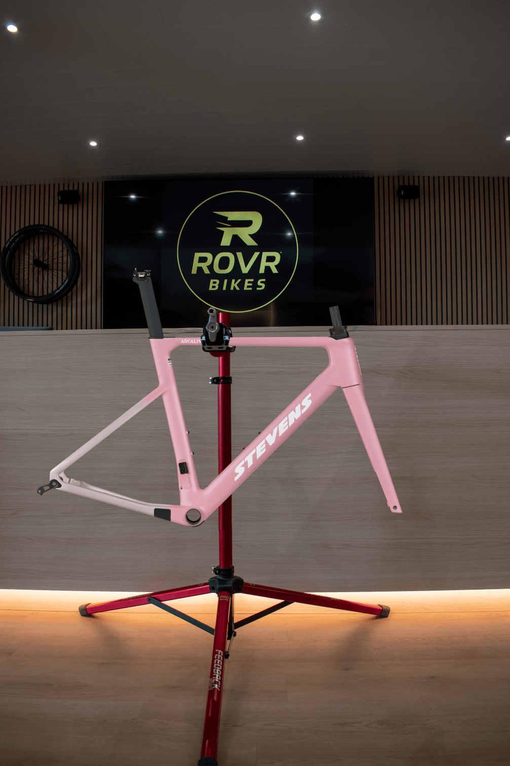 Stevens Arcalis dust pink chez ROVR Bikes Dendermonde