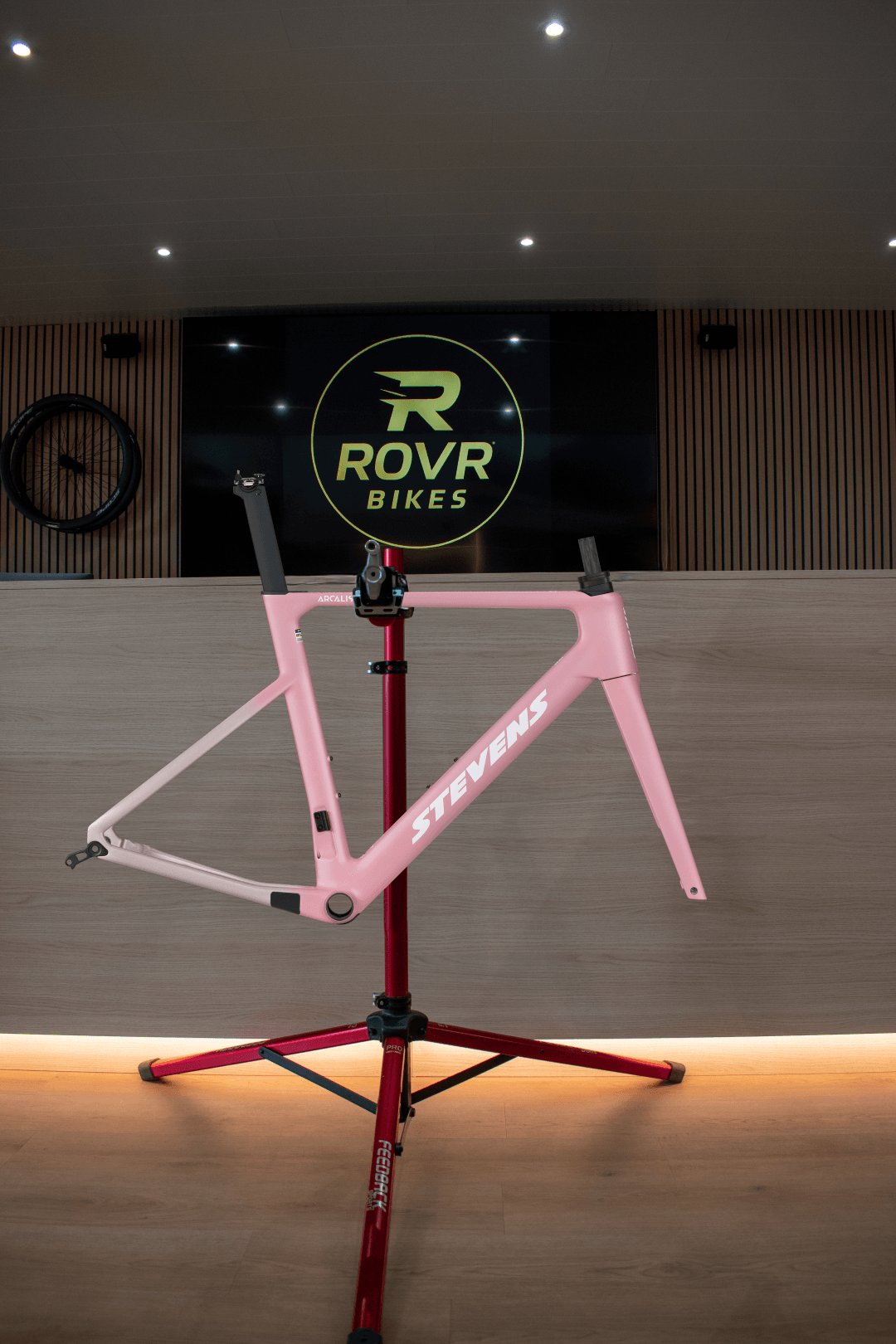 Araclis dust pink bij ROVR Bikes Dendermonde