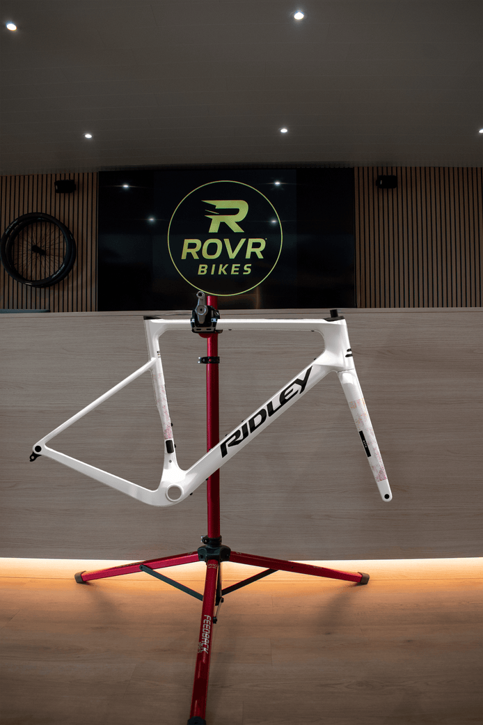 Kit cadre Ridley Astr Pearl White/Black/Peach chez ROVR Bikes Dendermonde