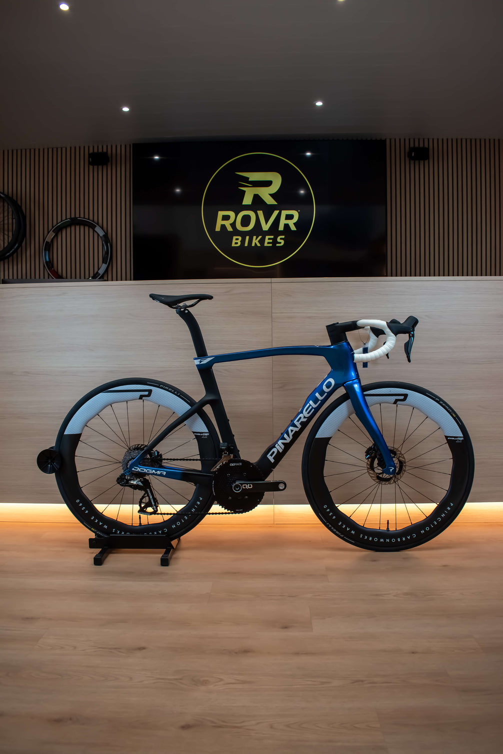 Vélo de route Pinarello Dogma F Luxter Blue Shiny 2026 chez ROVR Bikes Dendermonde