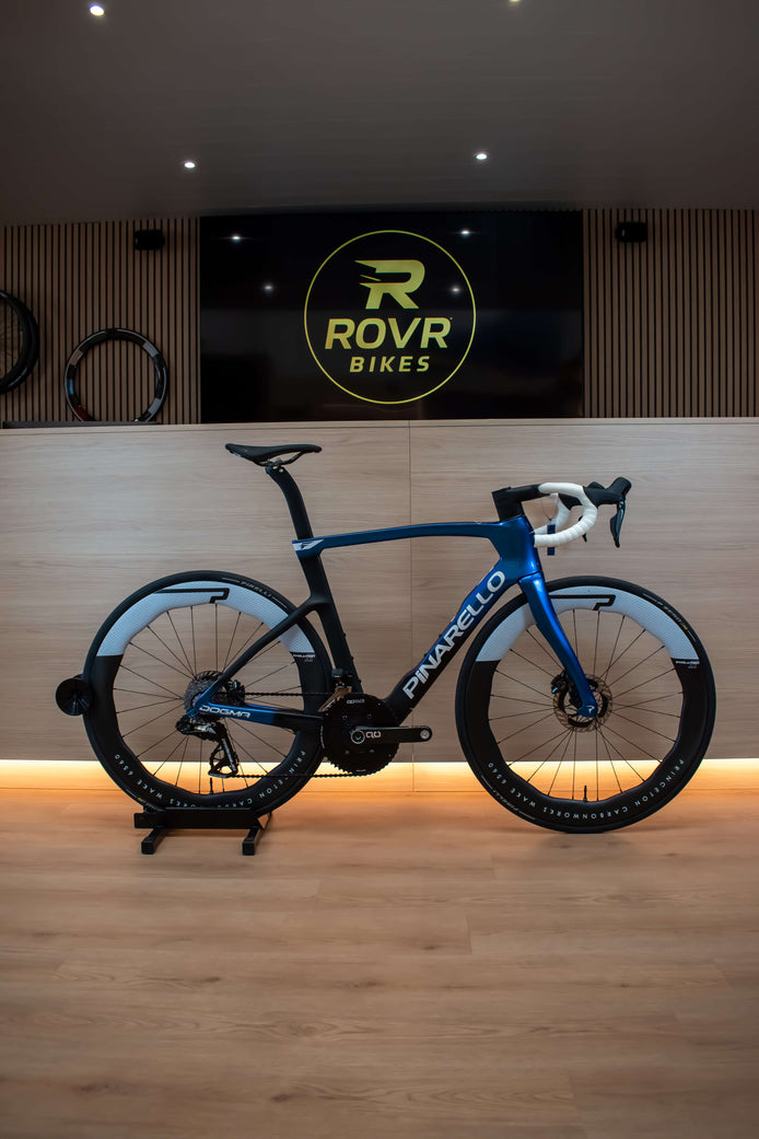 Vélo de route Pinarello Dogma F Luxter Blue Shiny 2026 chez ROVR Bikes Dendermonde