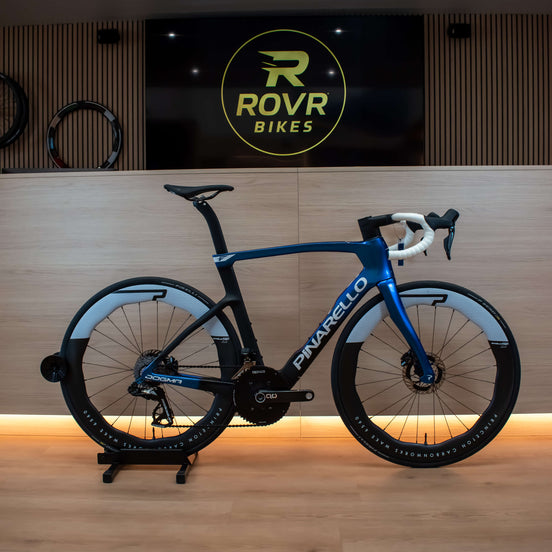 Pinarello Dogma F Luxter Blue Shiny 2026 racefiets bij ROVR Bikes Dendermonde