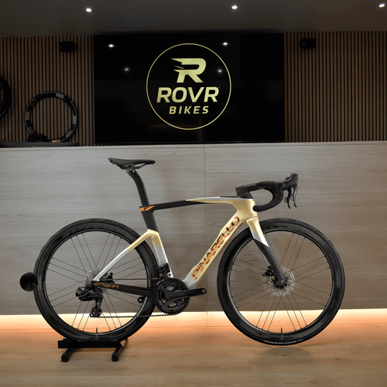 Pinarello Dogma F Molten Sand 2027 racefiets bij ROVR Bikes Dendermonde