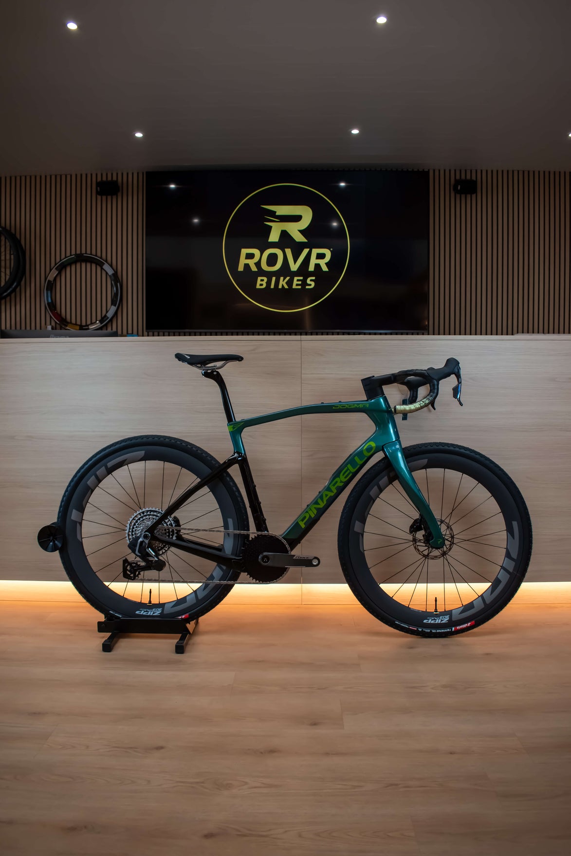 Gravel Pinarello Dogma GR Jade Vortex 2027 chez ROVR Bikes Dendermonde