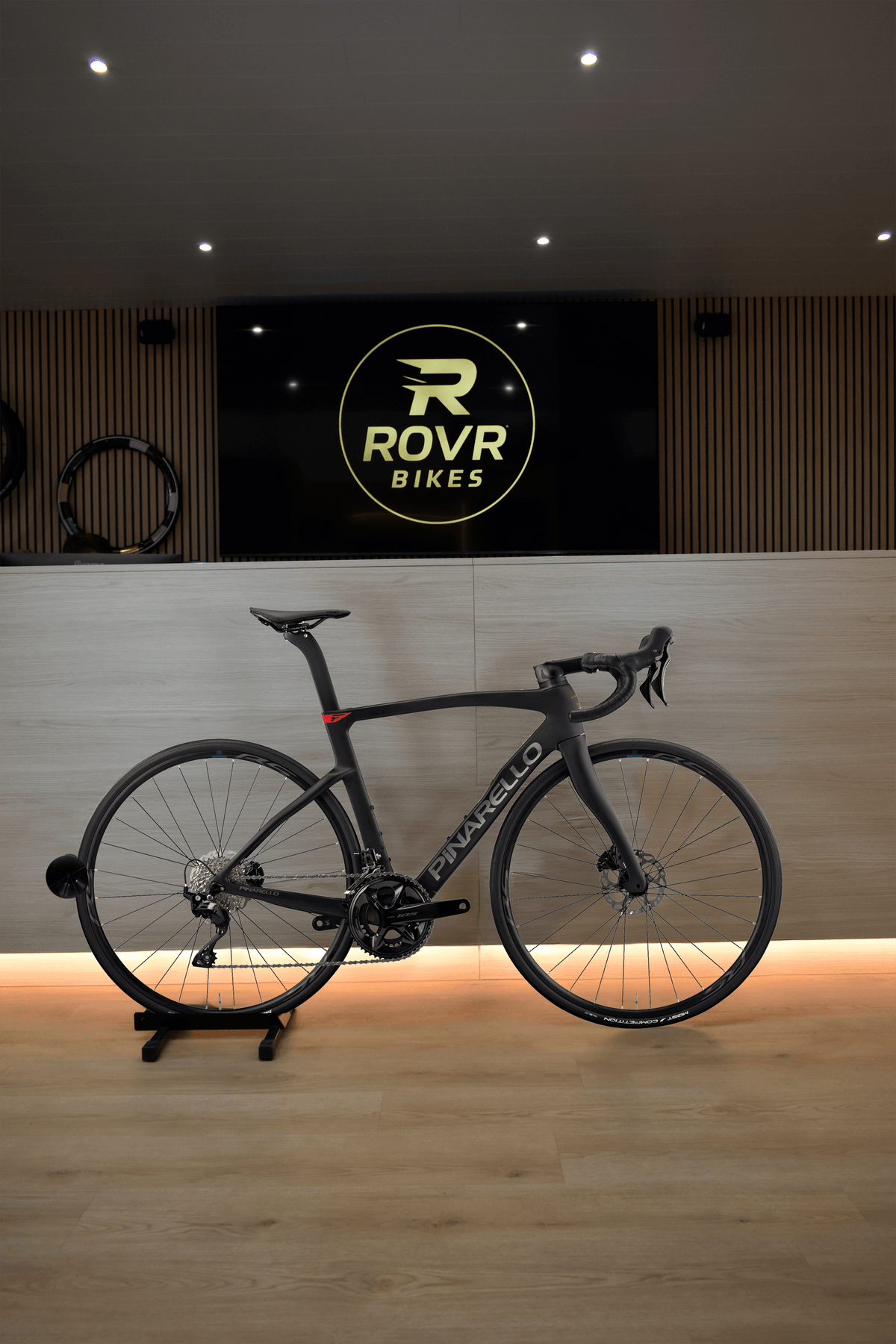 Pinarello F1 Carbon Red Matt bij ROVR Bikes Dendermonde