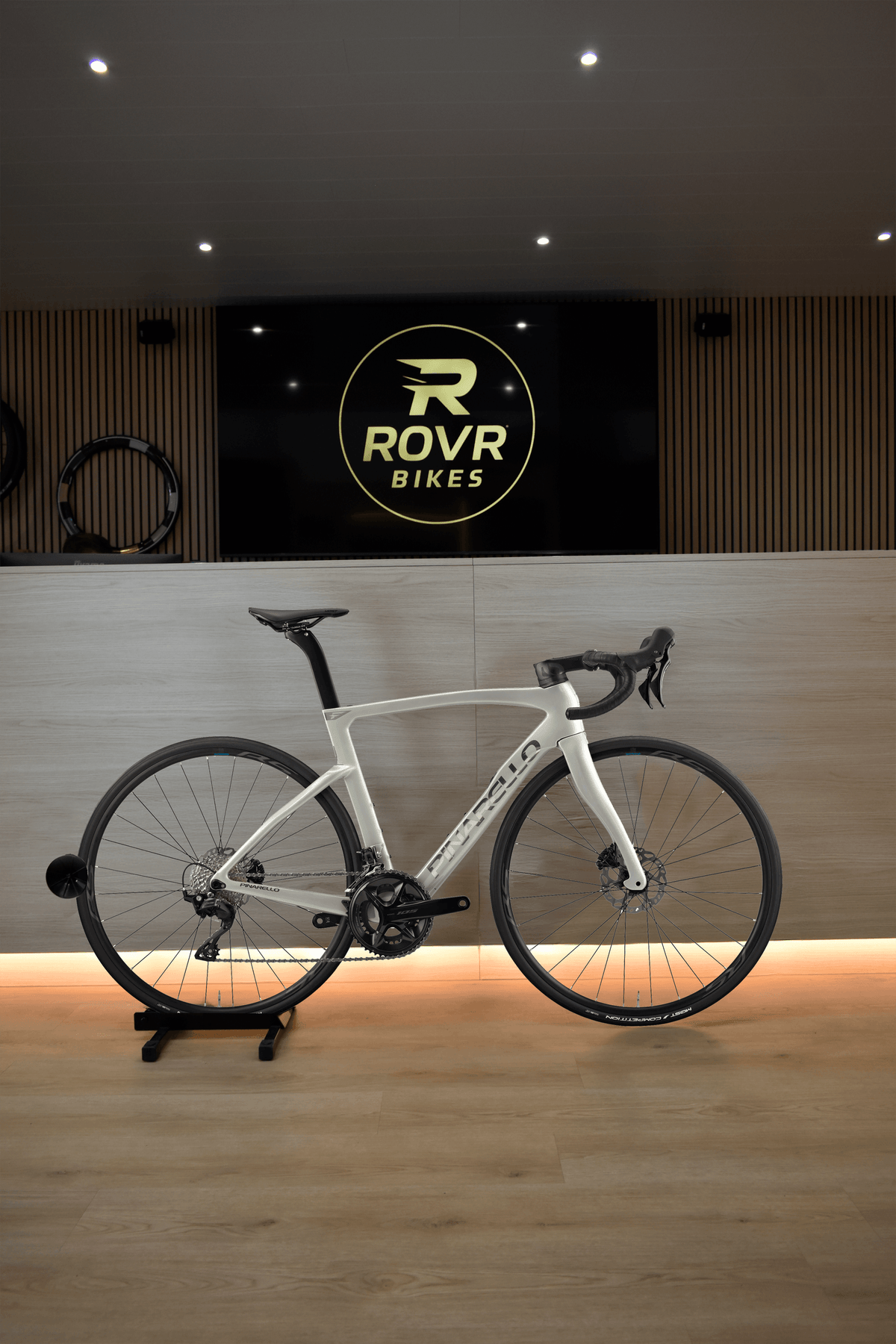 Pinarello F1 Comet Silver Shiny bij ROVR Bikes Dendermonde