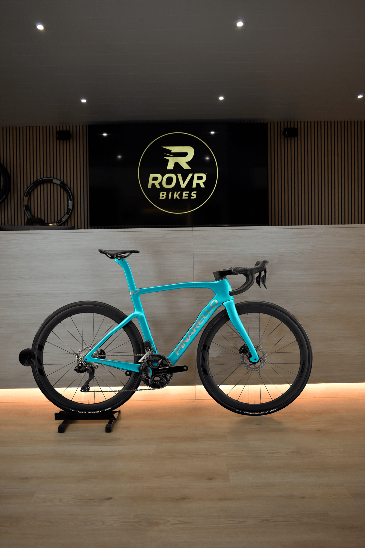 Pinarello F5 Azzura Lumina bij ROVR Bikes Dendermonde