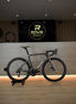 Pinarello F5 Etna Black chez ROVR Bikes Dendermonde
