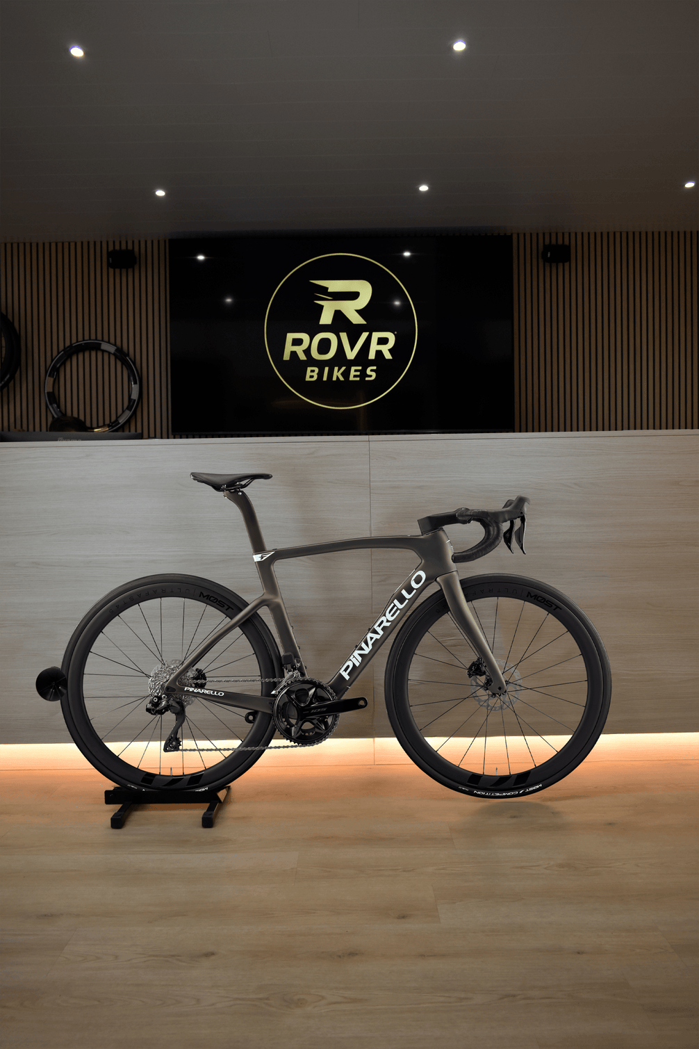 Pinarello F5 Etna Black chez ROVR Bikes Dendermonde