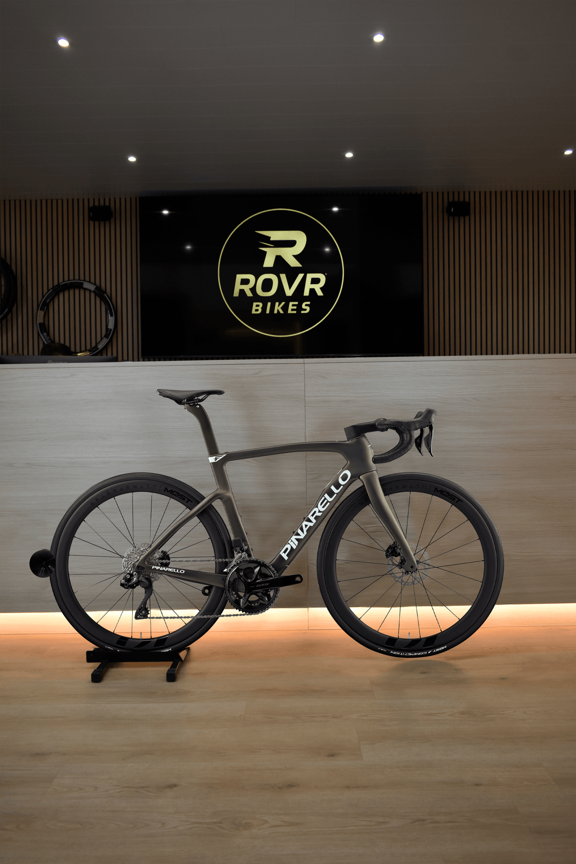 Pinarello F5 Etna Black chez ROVR Bikes Dendermonde