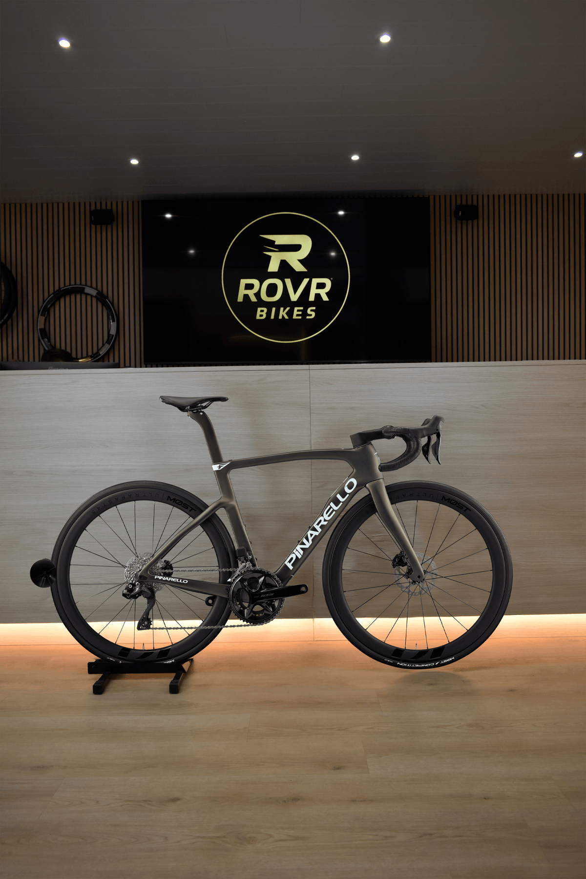 Pinarello F5 Etna Black bij ROVR Bikes Dendermonde