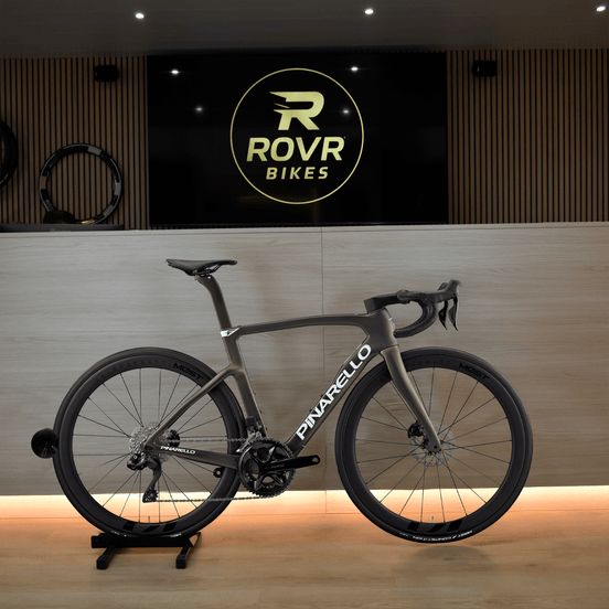 Pinarello F5 Etna Black bij ROVR Bikes Dendermonde