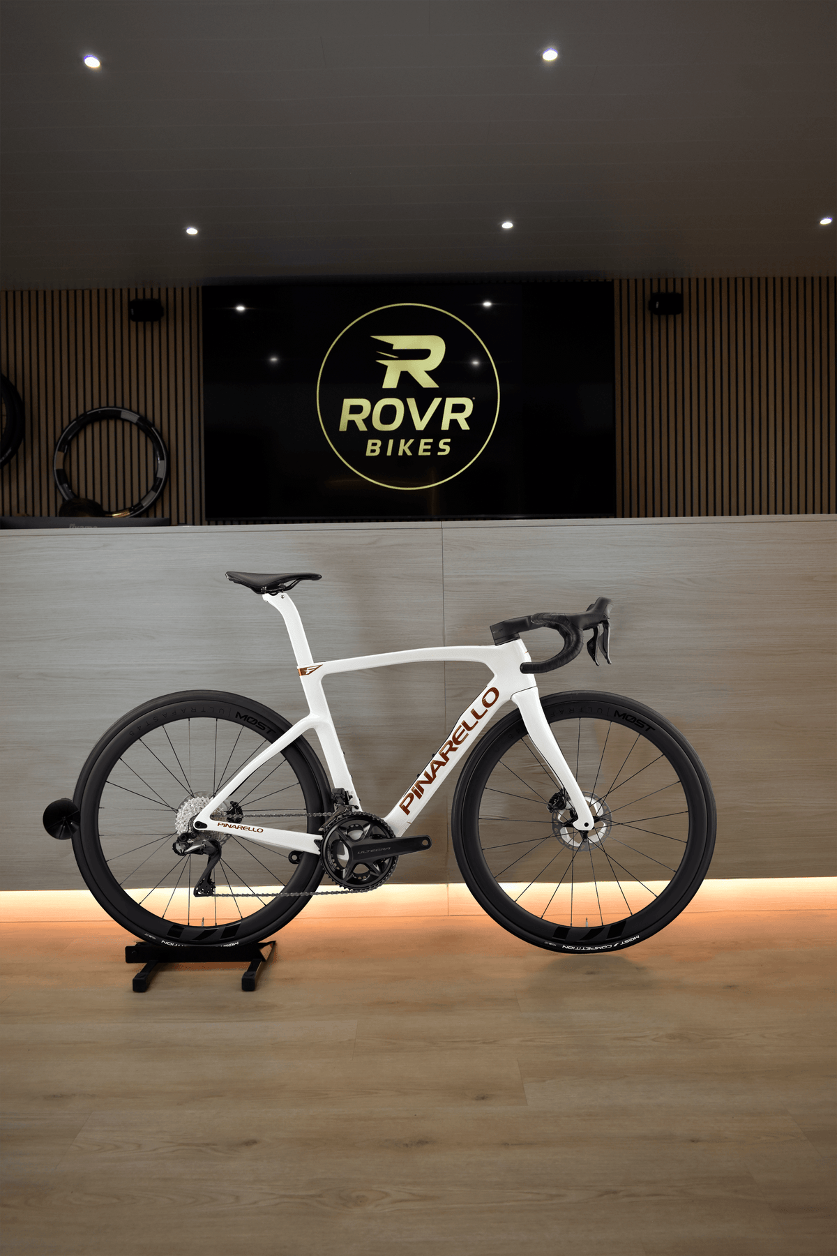 Pinarello F7 Albaster White bij ROVR Bikes Dendermonde