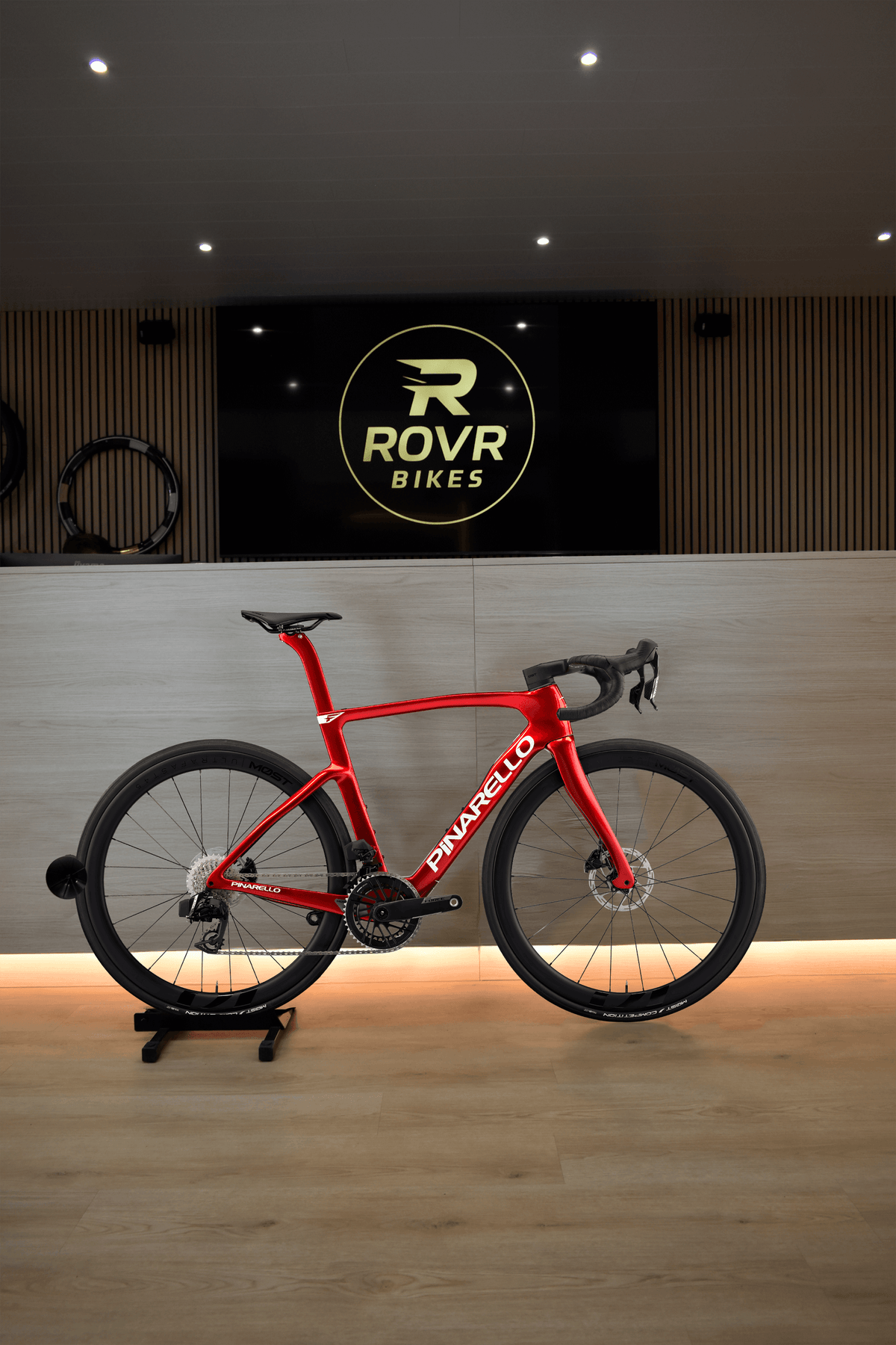 Pinarello F7 Starry Red bij ROVR Bikes Dendermonde