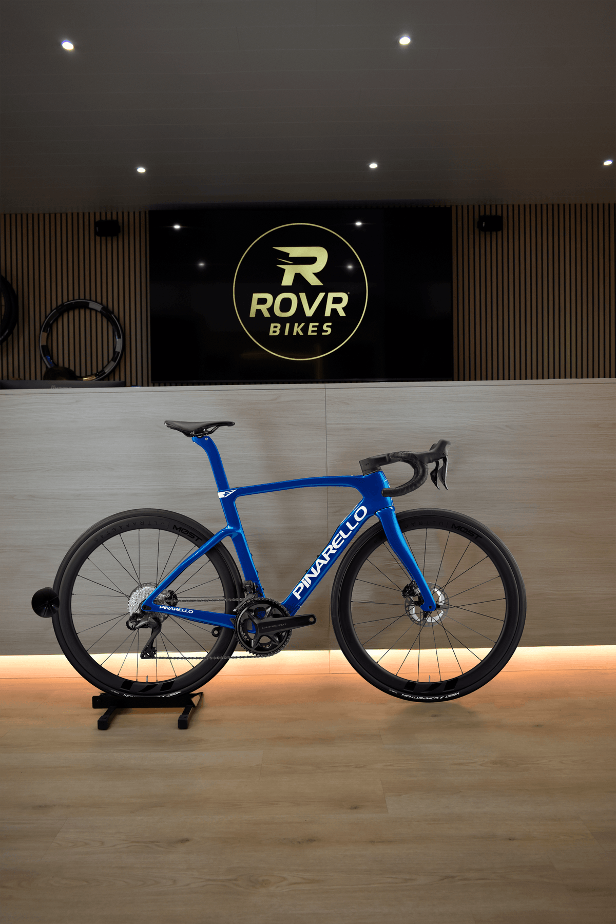 Pinarello F7 Victoria Blue bij ROVR Bikes Dendermonde
