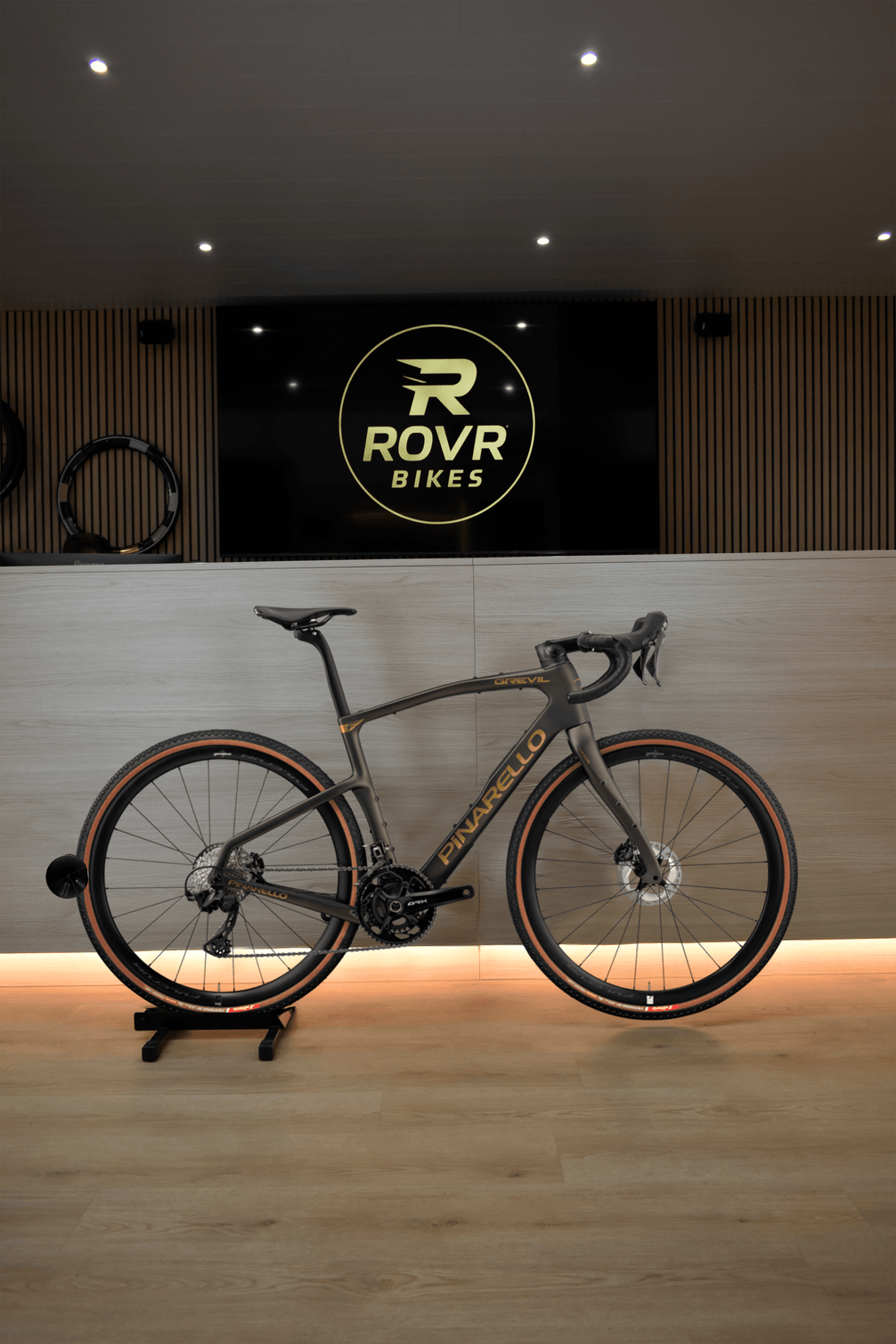 Pinarello Grevil F3 Etna Black chez ROVR Bikes Dendermonde