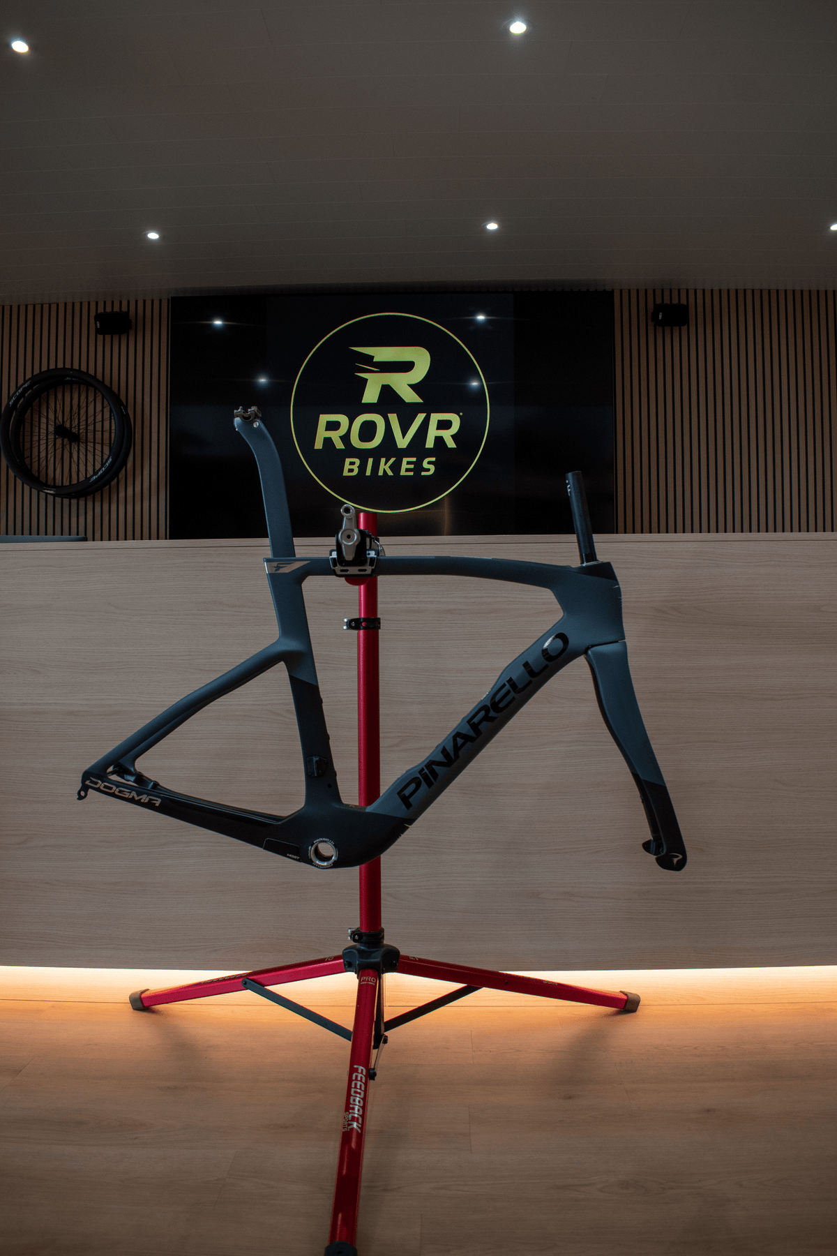 Dogma F Luxter Grey Matt bij ROVR Bikes Dendermonde