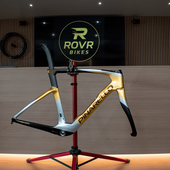 Pinarello Dogma F Molten Sand bij ROVR Bikes Dendermonde