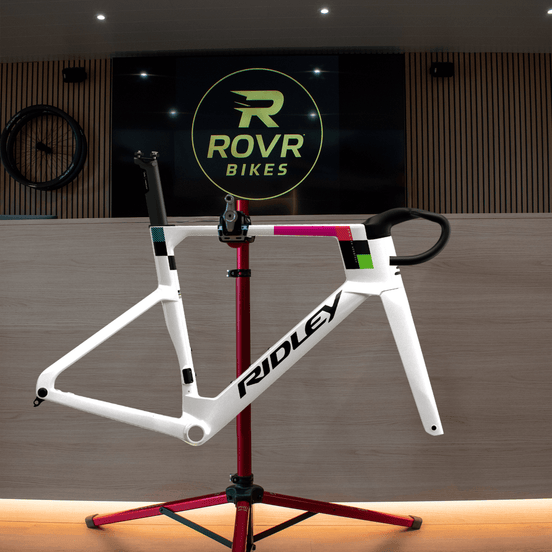 Ridley Noah Fast Pearl White/Black bij ROVR Bikes Dendermonde