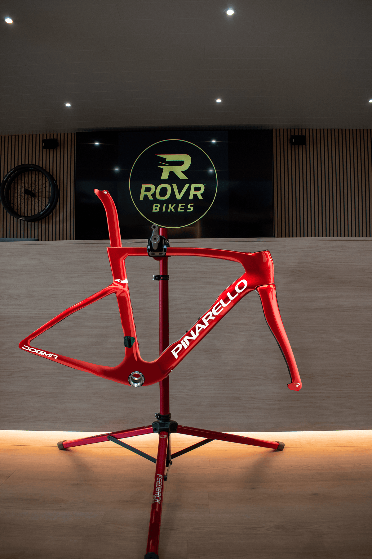 Dogma F Starry Red bij ROVR Bikes Dendermonde