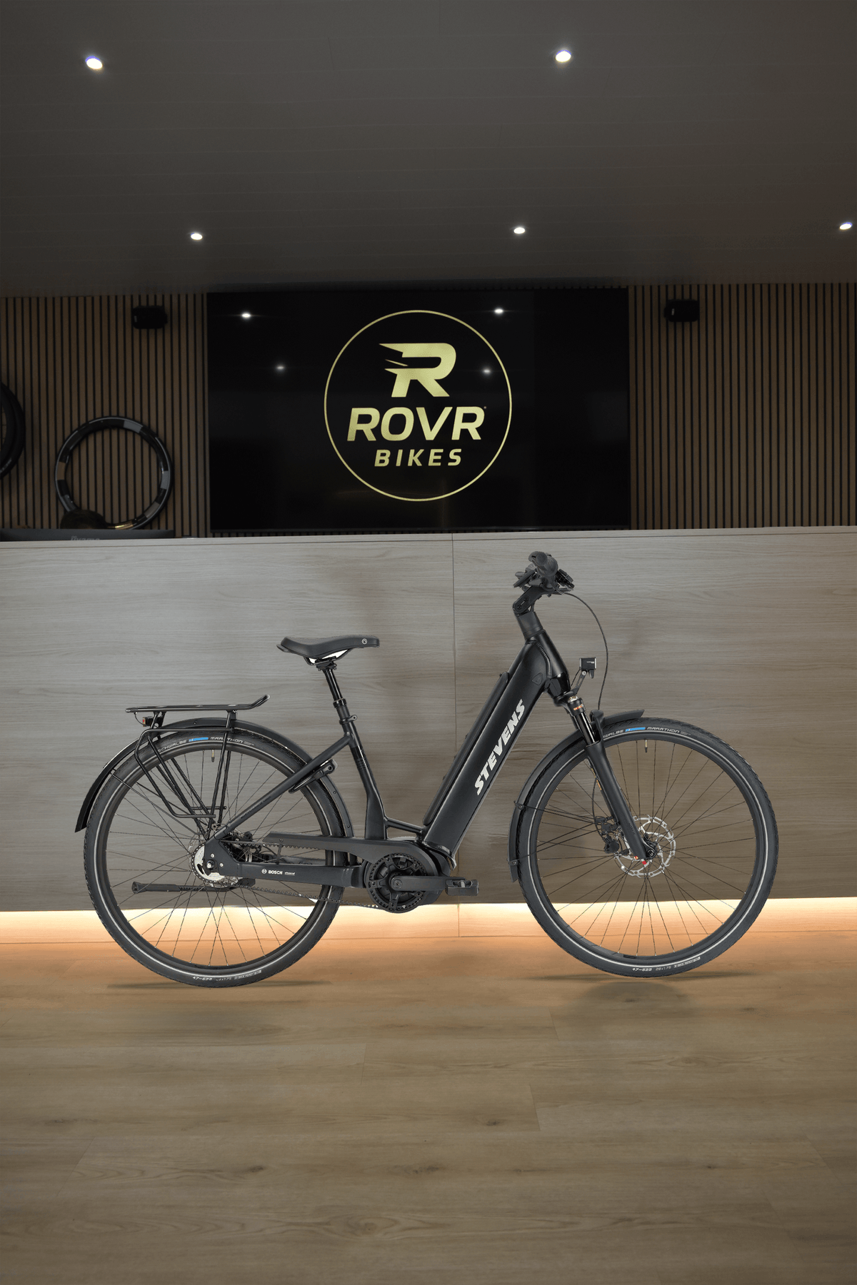 stevens e-courier luxe stealth black bij ROVR Bikes Dendermonde