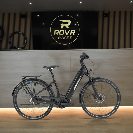 Stevens e-courier luxe stealth black bij ROVR Bikes Dendermonde